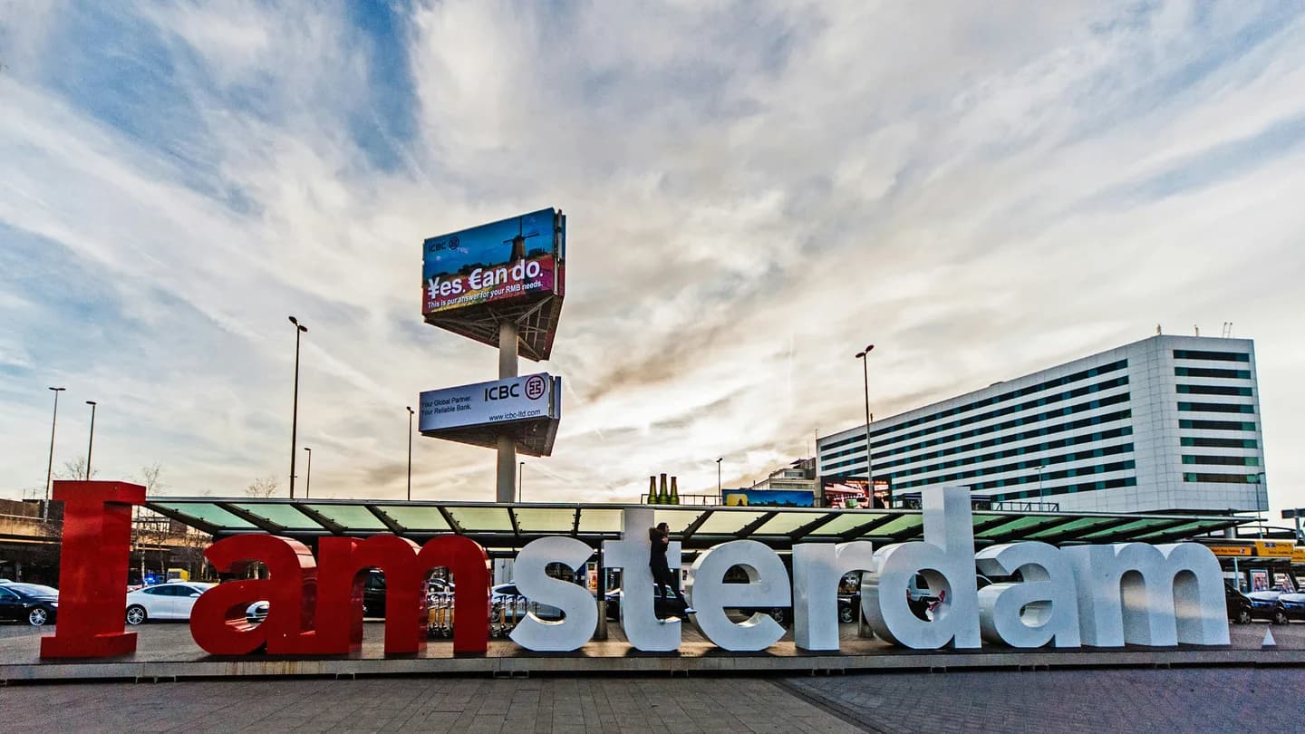 At Schiphol, official taxi rules meet the pickup moment